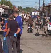 Homem é baleado, tenta pedir ajuda e morre no meio rua no Bom Parto, em Maceió