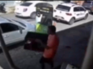 Homem flagrado furtando se arrepende e devolve caixa de som