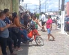 Populares se reúnem em frente à delegacia após prisão de suspeito de homicídio no Bosque das Arapiracas