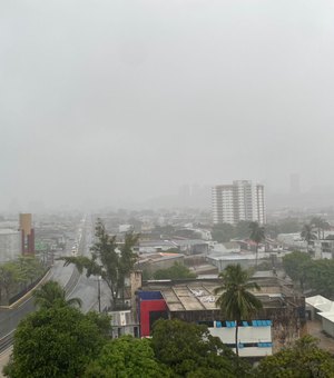 [Vídeo] Maceió amanhece sob chuva intensa, alagamentos e trovoadas