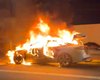 Carro incendeia na Avenida Durval de Góes Monteiro, em Maceió