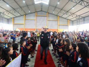 Prefeito Gilberto Gonçalves entrega kits fardamento para 20 mil alunos da rede municipal de Rio Largo