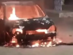 [Vídeo] Veja momento que carro é consumido após vizinho atear fogo por causa de dívida em Arapiraca