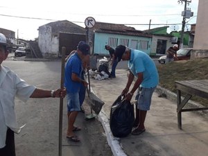 Moradores do bairro Canafistula, em Arapiraca, se unem e limpam praça 