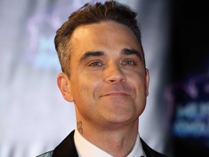 Robbie Williams dá desculpa esfarrapada sobre gesto obsceno na abertura da Copa do Mundo