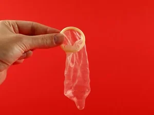 Comissão aprova pena de prisão para quem tirar camisinha sem consentimento