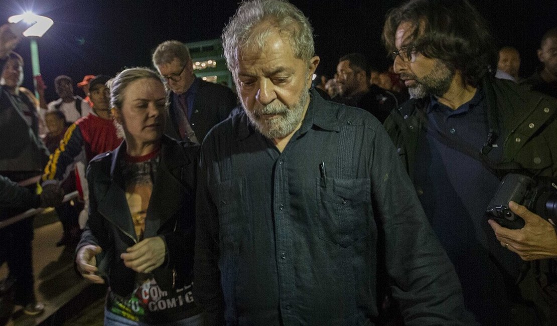 Polícia identificou de onde partiram tiros contra caravana de Lula, diz deputado