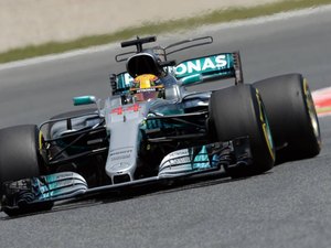 Hamilton vence na Espanha e cola em Vettel no campeonato