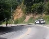 Carro derruba poste e interdita trecho da avenida Pierre Chalita, em Maceió