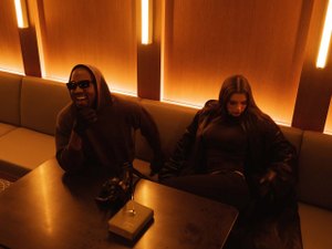 Kanye West e Julia Fox assumem romance e atriz detalha o encontro do casal