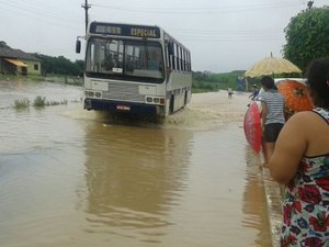Rios transbordam e famílias ficam desalojadas no município de Jacuípe