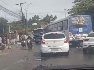 [Vídeo] Colisão entre dois veículos deixa trânsito lento próximo à linha férrea no Bebedouro