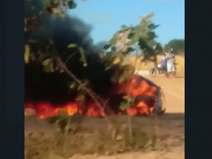 [Vídeo] Carro pega fogo e mobiliza Corpo de Bombeiros na Ecovia Norte