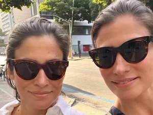 Renata Vasconcellos e irmã gêmea posam juntas e confundem internautas