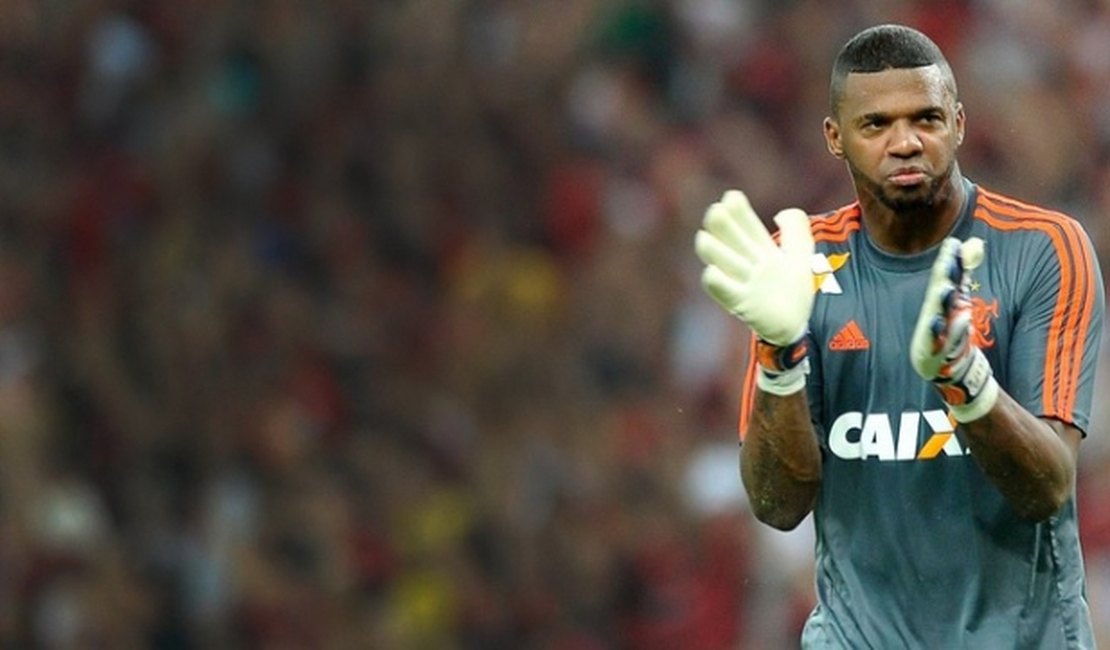 Figueirense e Avaí fazem 'clássico' para ter goleiro Felipe, ex-Flamengo