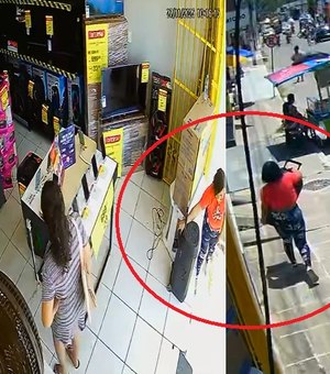 [Vídeo] Mulher furta caixa de som de loja no Centro de Coruripe e sai caminhando pela rua