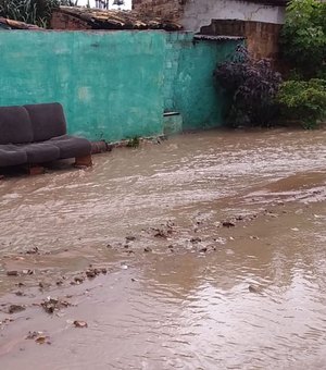Moradores tiveram casas invadidas pela água em bairro de Arapiraca 