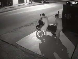 [Vídeo] Dois adolescentes furtam motocicleta estacionada na calçada em avenida de Penedo