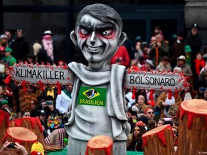 Bolsonaro é retratado como 'assassino do clima' no Carnaval alemão