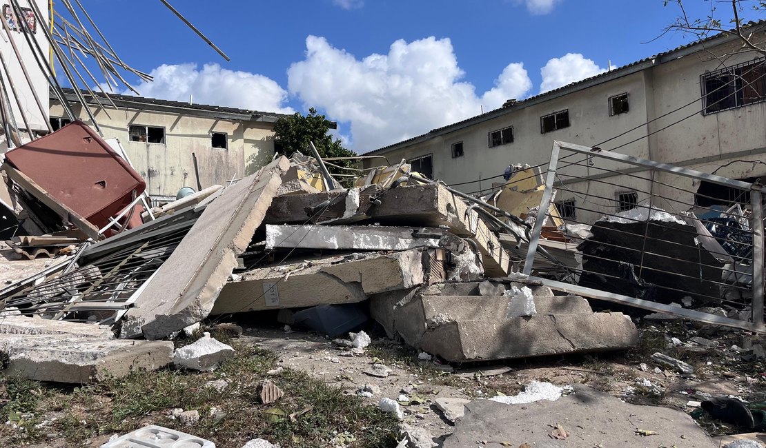 Defesa Civil evacua 20 apartamentos após prédio desabar por explosão, em Maceió