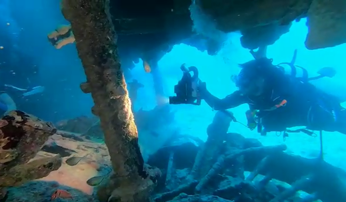 [Vídeo] Mergulhadores procuram vestígio de óleo na costa maceioense