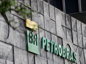 Petrobras tem prejuízo histórico de R$ 48,5 bi após rever preço do petróleo 