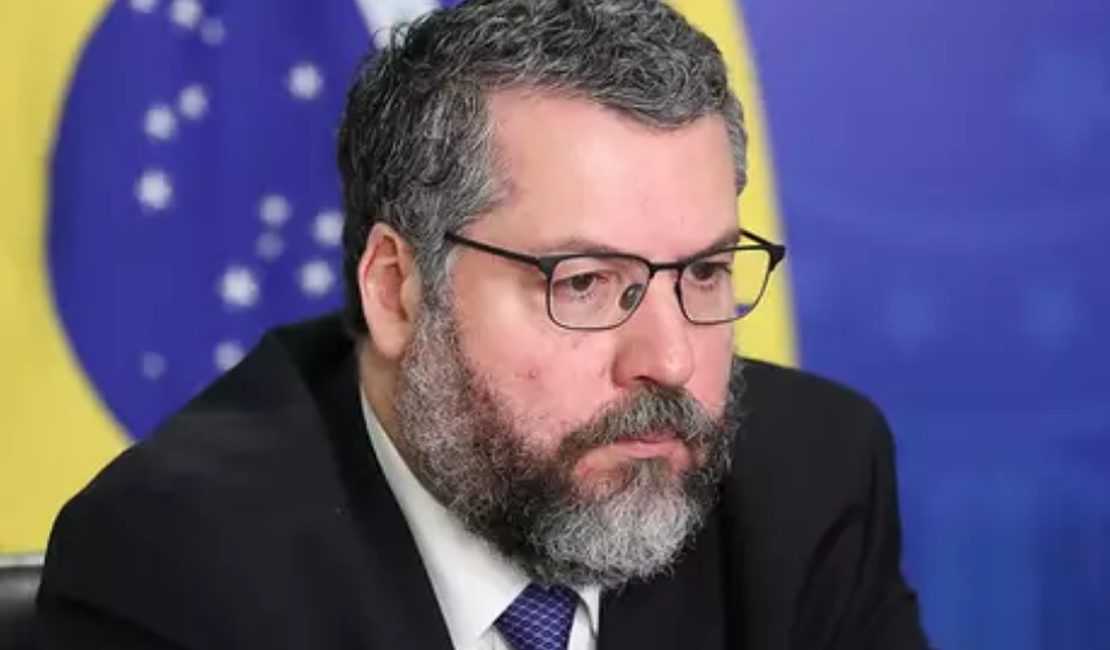 Ministro Ernesto Araújo cede à pressão e pede demissão a Bolsonaro