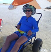 Turistas PCD conhecem mar de Porto de Pedras com cadeiras anfíbias