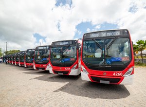 Prefeitura de Maceió entrega 12 novos ônibus com ar-condicionado