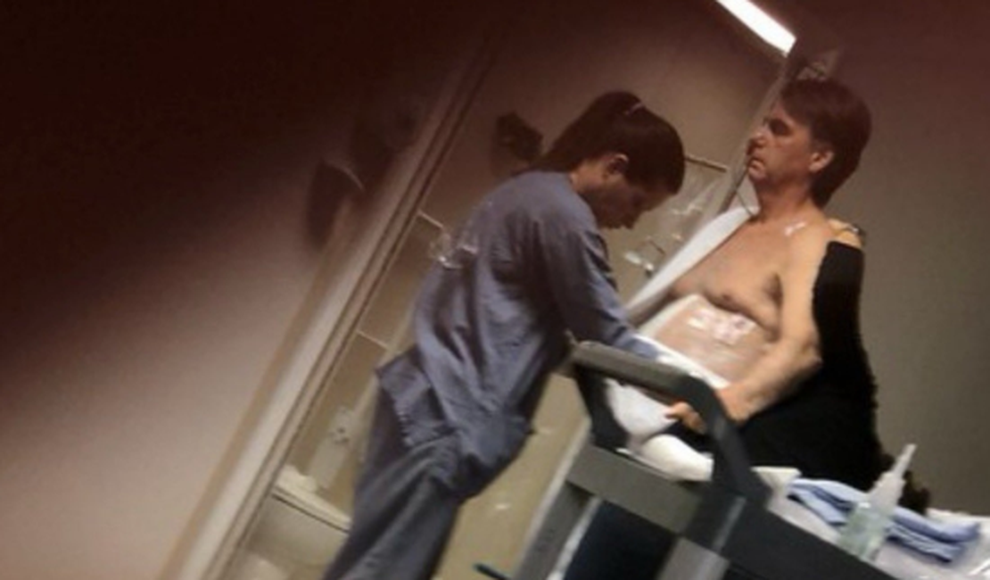 Carlos publica foto de Bolsonaro no hospital: “Estado muito delicado”