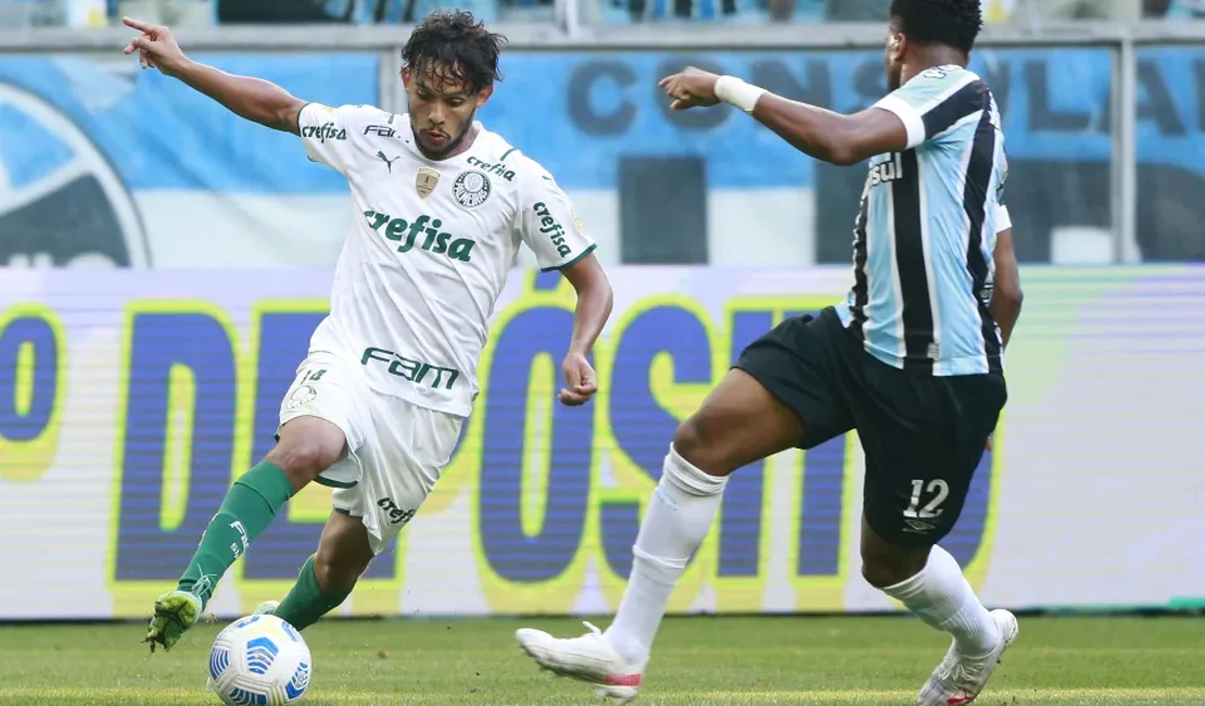 Palmeiras vence de virada e afunda o Grêmio, que vê invasão após apito final