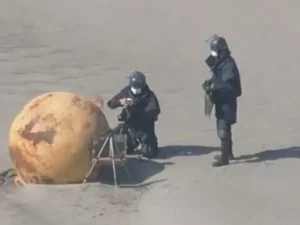 Bola de metal misteriosa com 1,5 metro é encontrada em praia no Japão