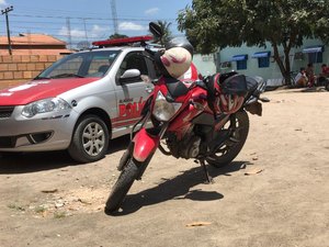 [Vídeo] Mototaxista clandestino é preso praticando assalto com comparsa em Arapiraca