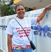 Moradora de Matriz de Camaragibe comemora troca de geladeira após 25 anos