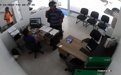Câmeras de segurança flagram assalto em loja