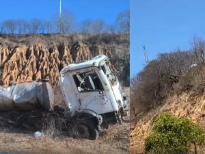 Caminhão com carga de leite capota na Serra das Espias em Palmeira dos Índios