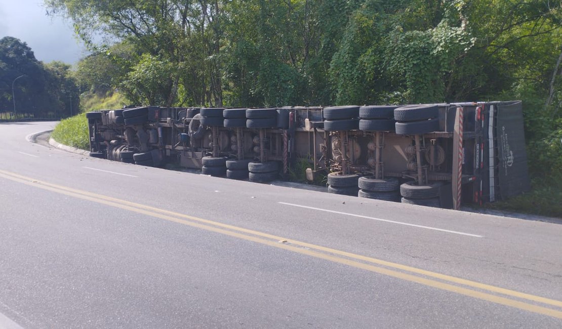 Carreta com carga de granito tomba e deixa motorista ferido na BR-316 em Atalaia