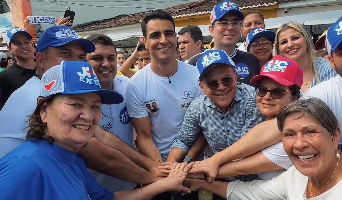 JHC faz aparição em feira de Arapiraca ao lado de Célia Rocha