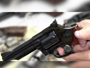 Homem é preso com arma e diz ter recebido R$ 700 para escondê-la em Arapiraca