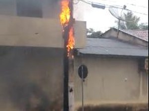 [Vídeo] Poste de energia elétrica pega fogo em Arapiraca