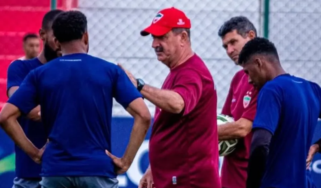 Jogadores do CSE paralisam treinos por atraso de salários em Palmeira dos Índios