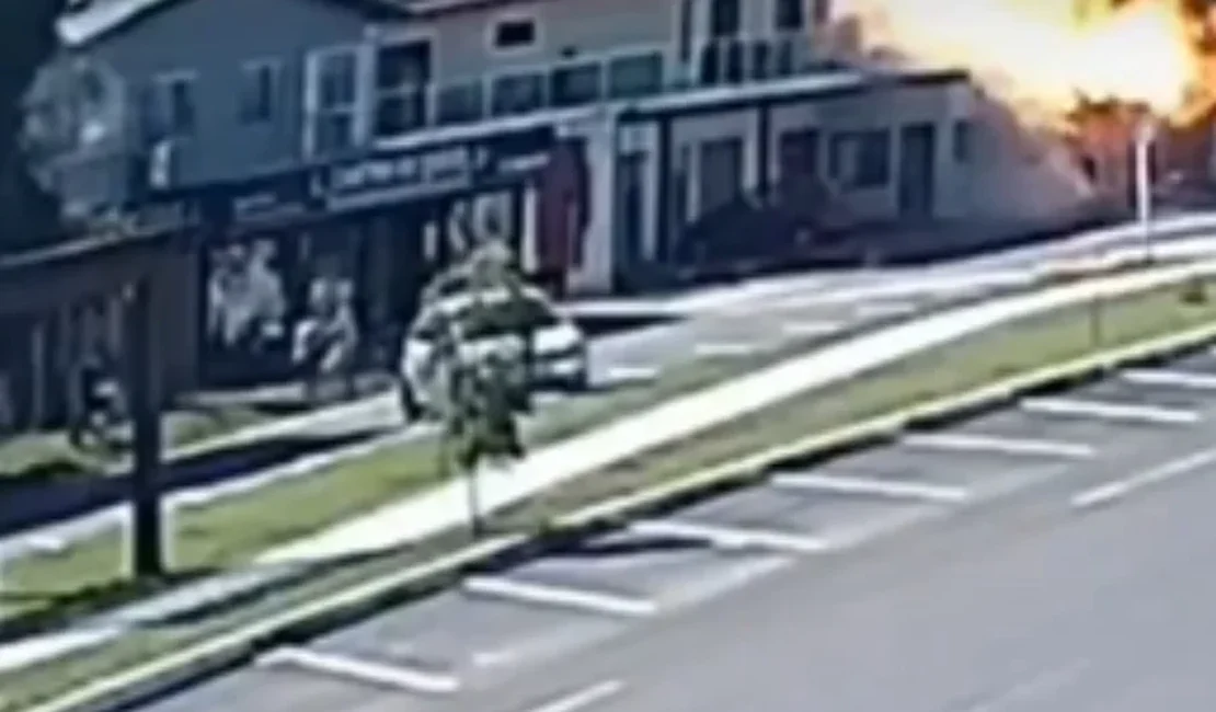 Vídeo mostra momento exato da queda de avião no litoral do RS