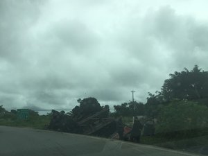 Caminhão cai em vala e tomba na BR 316, em Pilar