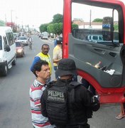 Caminhoneiro causa acidente, bate em veículos, atropela homem e vai preso em Arapiraca