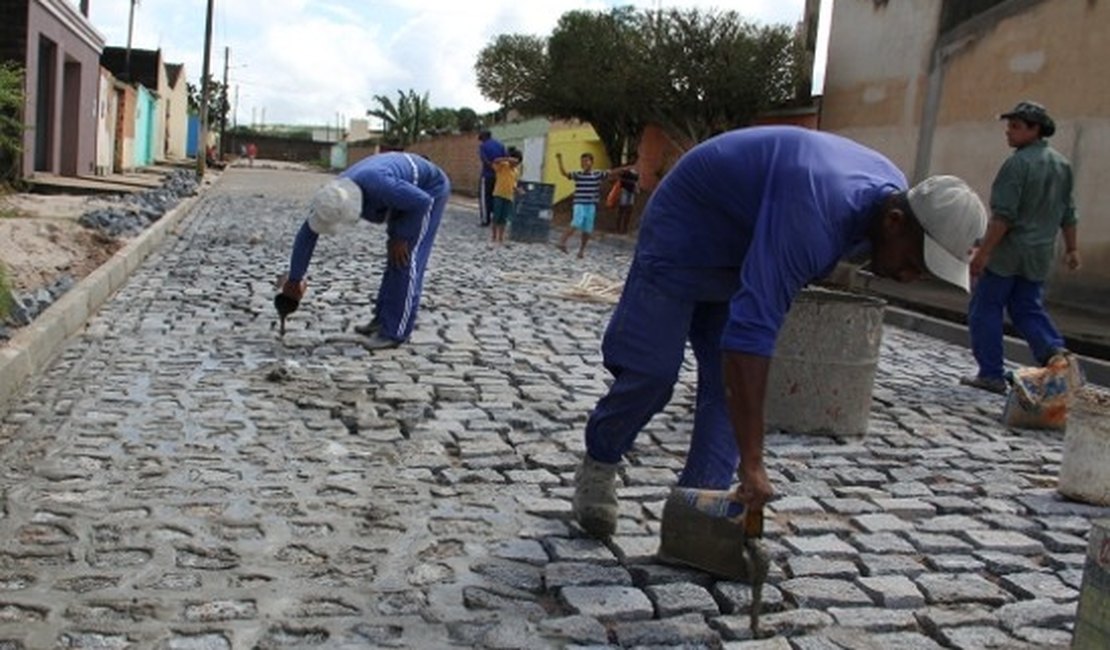 Prefeitura pavimenta oito novos bairros em Arapiraca
