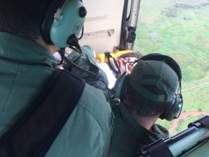 Van de transporte complementar capota e deixa três pessoas feridas 