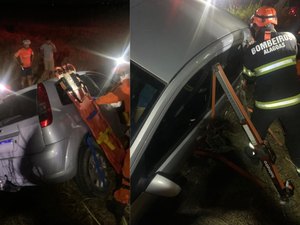 Carro capota e fica preso em ribanceira na BR-316