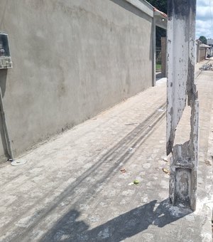 Morador denuncia poste danificado por carreta e pede solução à Equatorial em Arapiraca