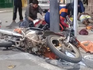 Colisão entre “cinquentinha” e caminhão-baú quase provoca tragédia