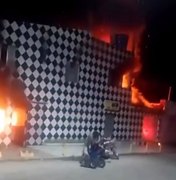 [Vídeo] Três pessoas são resgatadas de incêndio de grande porte em borracharia de Penedo